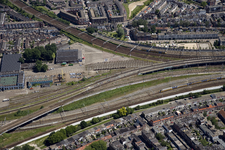 802489 Luchtfoto van de fly-over in de spoorlijn naar Rotterdam te Utrecht; op de voorgrond de Cremerstraat en boven de ...